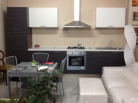 Comp.105 Cucina mod.Wave ditta Berloni, ante in finitura legno spazzolato color rovere grigio e bianco, top lamin.soft bianco spess.cm 4  MT 3.60 Listino 4460,00 Prezzo Outlet 2400,00 compreso montaggio e senza trasporto. 